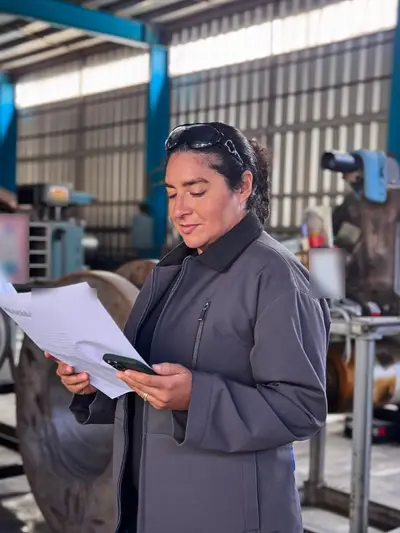 Gestora de uma pequena metalúrgica conferindo um pedido de orçamento no celular